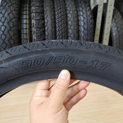 130/70-17 neumático de motocicleta con un peso de 5,3 kg y un rendimiento duradero