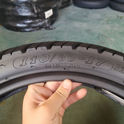 130/70-17 neumático de motocicleta con un peso de 5,3 kg y un rendimiento duradero