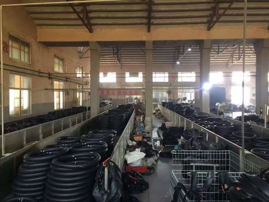 470 g de neumático de motocicleta Kingstone y tubo interno 2.75-17 para el contenido natural