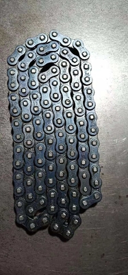 Cadena de motocicleta negra y broche para el rendimiento en las motocicletas BAJAJ 428-112L