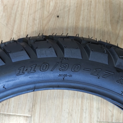 110/90-17 neumático de motocicleta con caucho natural y acero para un rendimiento superior