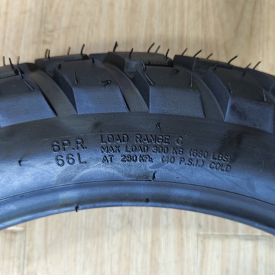 110/90-17 neumático de motocicleta con caucho natural y acero para un rendimiento superior