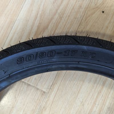 8090-17 neumáticos y tubos interiores de motocicletas con materia prima natural de caucho, acero y nylon