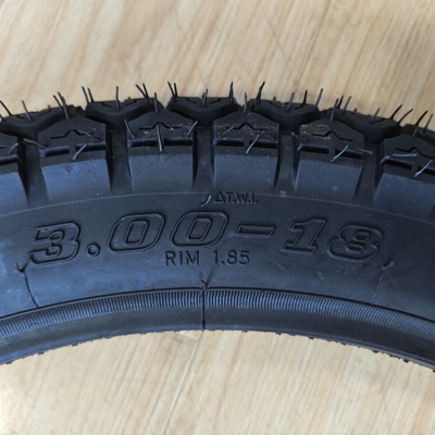 Producto 3.00-18 Pneumático sin tubo para motocicletas para los requisitos de su cliente