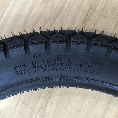 Producto 3.00-18 Pneumático sin tubo para motocicletas para los requisitos de su cliente