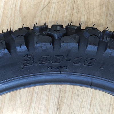 Carga en el puerto de Qingdao 3.00-18-18 Pneumático para motocicletas de todo terreno con caucho natural de acero de nylon