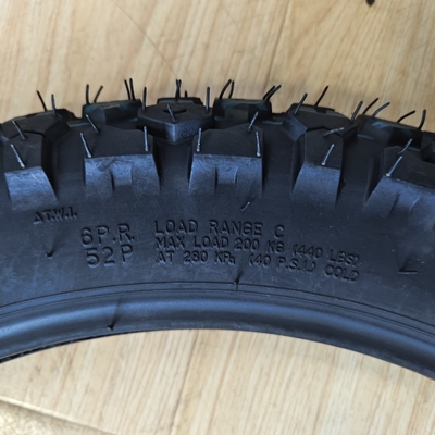 Carga en el puerto de Qingdao 3.00-18-18 Pneumático para motocicletas de todo terreno con caucho natural de acero de nylon