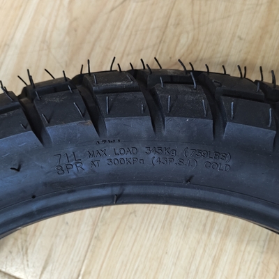 Tamaño de neumático 120/80-18 neumático sin tubo negro para motocicleta adecuado para todo terreno