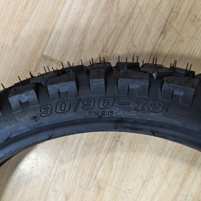 Materia prima Naturaleza caucho acero neumático sin tubo de motocicleta de nylon 90/90-18 en directo
