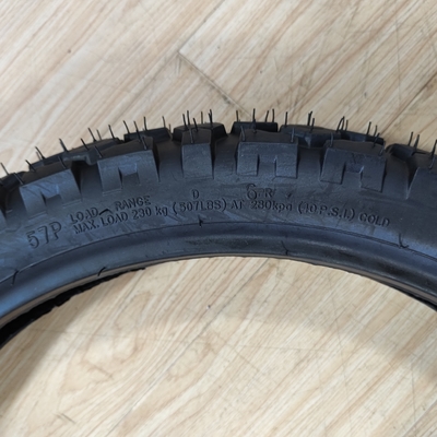 Materia prima Naturaleza caucho acero neumático sin tubo de motocicleta de nylon 90/90-18 en directo