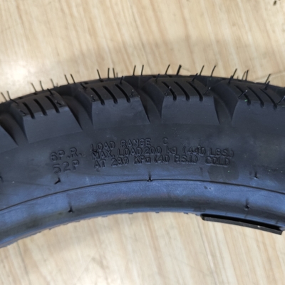 Puerto de carga de Qingdao 3.00-18 neumático para motocicletas con carcasa