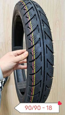 Pneumático deportivo doble sin tubo para motocicletas de todos los tamaños 90/90-18 con un contenido de caucho del 30% al 45%