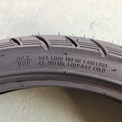 35%-55% Contenido de caucho neumáticos de motocicleta sin tubos 80/90-17 con y OEM aceptable