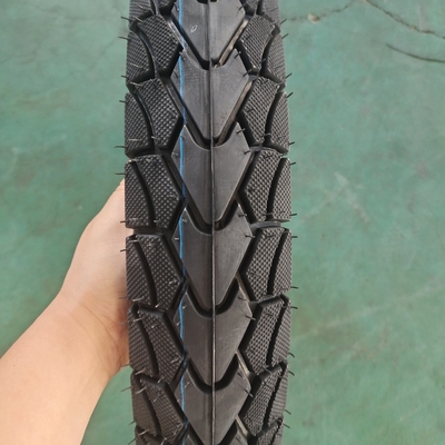 Pneumático de motocicleta negro 350-18 y tubo interior con puerto de carga en Qingdao