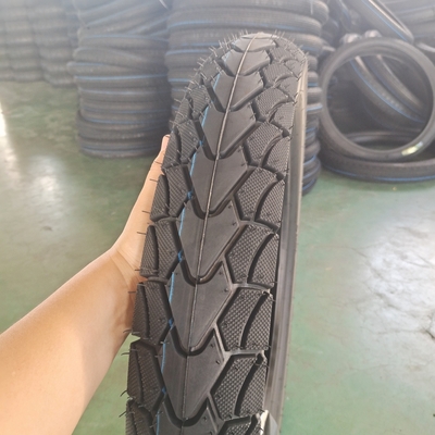 Pneumático de motocicleta negro 350-18 y tubo interior con puerto de carga en Qingdao