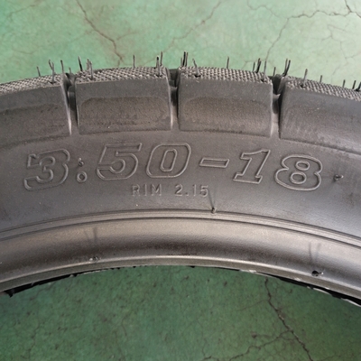 Pneumático de motocicleta negro 350-18 y tubo interior con puerto de carga en Qingdao