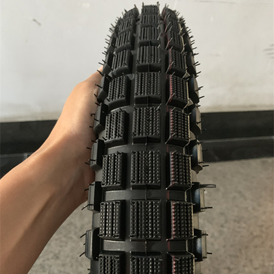 Carga en el puerto de Qingdao Bajaj Boxer Pneumático de moto 3.00-18 con 20000 KM de vida útil
