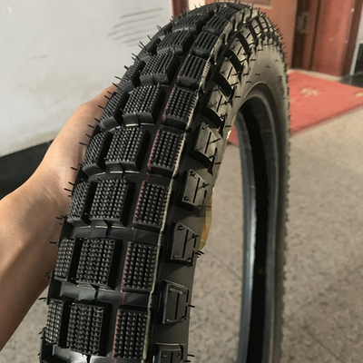 Carga en el puerto de Qingdao Bajaj Boxer Pneumático de moto 3.00-18 con 20000 KM de vida útil