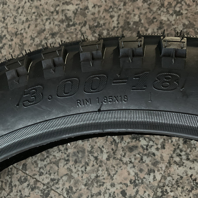 Carga en el puerto de Qingdao Bajaj Boxer Pneumático de moto 3.00-18 con 20000 KM de vida útil