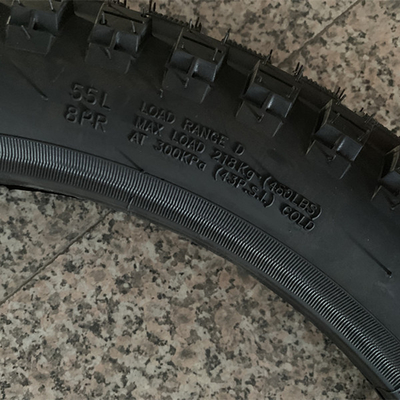 Carga en el puerto de Qingdao Bajaj Boxer Pneumático de moto 3.00-18 con 20000 KM de vida útil