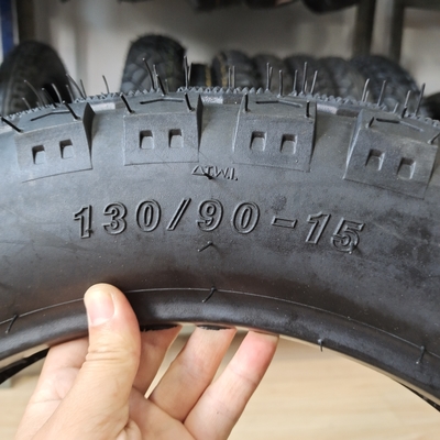 Neumáticos de motocicleta resistentes al desgaste 130/90-15 con materia prima natural de caucho, acero y nylon
