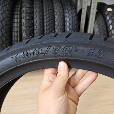 Pneumático de motocicleta de caucho natural 130/70-17 8PR Parte de repuesto de alto rendimiento para motociclistas