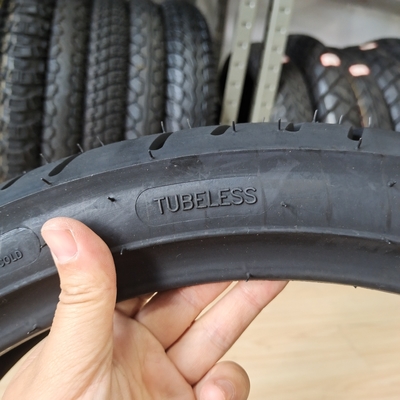 Pneumático de motocicleta de caucho natural 130/70-17 8PR Parte de repuesto de alto rendimiento para motociclistas