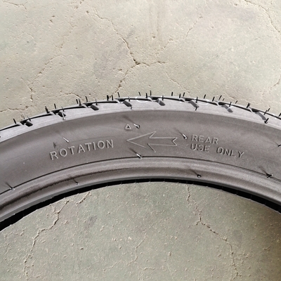 Experimenta un rendimiento superior con el neumático sin tubo 70100-17 para motocicletas 70/100-17