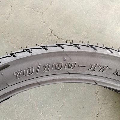 Experimenta un rendimiento superior con el neumático sin tubo 70100-17 para motocicletas 70/100-17