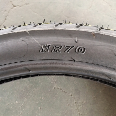 Experimenta un rendimiento superior con el neumático sin tubo 70100-17 para motocicletas 70/100-17