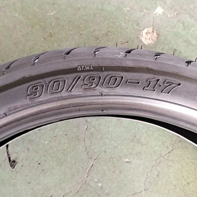 El caucho natural negro 90/90-17 neumático de motocicleta para un rendimiento duradero