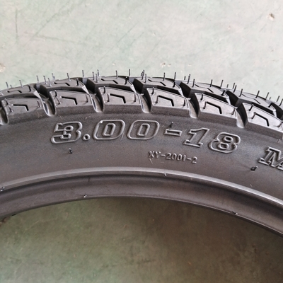 Pneumático de motocicleta Pneumático 3.00-18 de caucho natural de acero de nylon y OEM aceptable ofrecido
