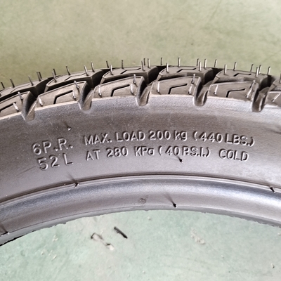 Pneumático de motocicleta Pneumático 3.00-18 de caucho natural de acero de nylon y OEM aceptable ofrecido