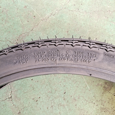 Puerto de Qingdao Carga de neumáticos de motocicletas y tubos interiores de neumáticos con tubos de caucho butílico