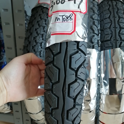 Experimenta un rendimiento superior con nuestro diseño de patrón profundo de neumáticos y tubos de motocicleta