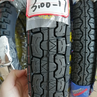 Experimenta un rendimiento superior con nuestro diseño de patrón profundo de neumáticos y tubos de motocicleta