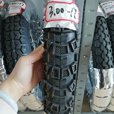 Experimenta un rendimiento superior con nuestro diseño de patrón profundo de neumáticos y tubos de motocicleta