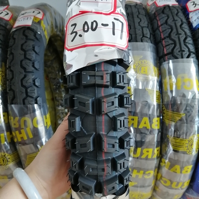 Experimenta un rendimiento superior con nuestro diseño de patrón profundo de neumáticos y tubos de motocicleta