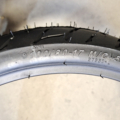 Casilla de neumático sin tubo de acero de nylon de caucho natural para motocicletas 100/80-17 6PR