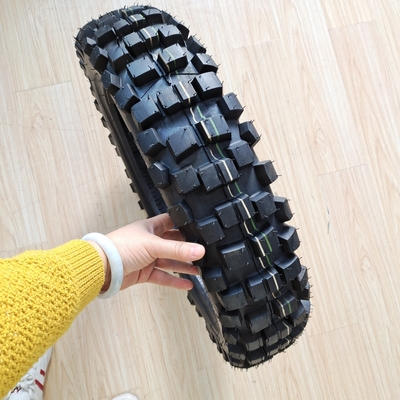 Materia prima neumático de motocicleta 110/90-18 neumático sin tubos para el rendimiento