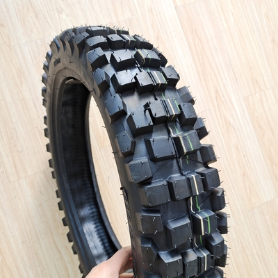 Materia prima neumático de motocicleta 110/90-18 neumático sin tubos para el rendimiento