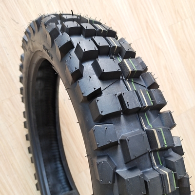 Materia prima neumático de motocicleta 110/90-18 neumático sin tubos para el rendimiento