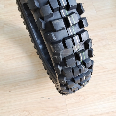 Materia prima neumático de motocicleta 110/90-18 neumático sin tubos para el rendimiento