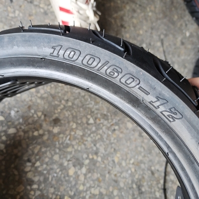 Neumáticos de goma natural para bicicletas eléctricas con OEM aceptable en tamaño 100/60-12
