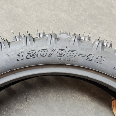 Neumático de motocicleta 120/80-18 Neumático sin tubo con 35%-55% de contenido de caucho y aceptable para OEM