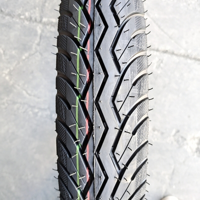Neumático de motocicleta de caucho natural 2.75-16 2.75-17 2.75-18 2.50-17 9090-18 con materia prima