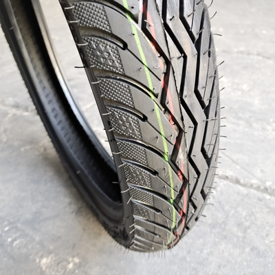Neumático de motocicleta de caucho natural 2.75-16 2.75-17 2.75-18 2.50-17 9090-18 con materia prima