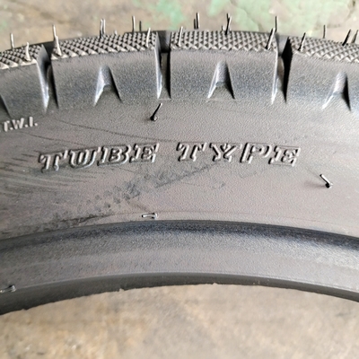 Pneumático de motocicleta 17 3.00-17 Pneumático de supermoto con resistencia a la tracción duradera