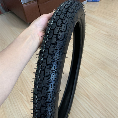Carga en el puerto de Qingdao Herschel 2.50-17 neumático de motocicleta con carcasa de neumático de larga duración