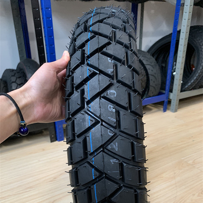 Los neumáticos para motocicletas del puerto de Qingdao 18 con una capacidad de producción de 5000 unidades por día